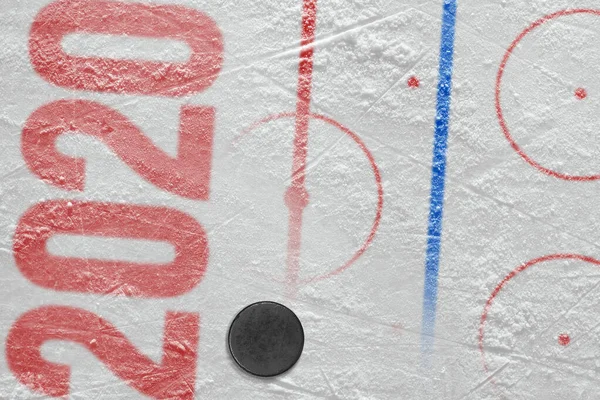 概念的なスポーツの氷の背景とホッケーアクセサリーの断片 — ストック写真