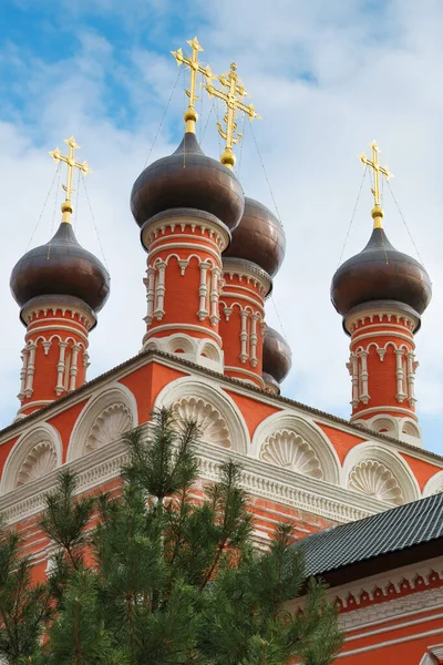 Den Gamla Rysk Ortodoxa Kyrkan Rött Tegel Med Fem Kupoler — Stockfoto