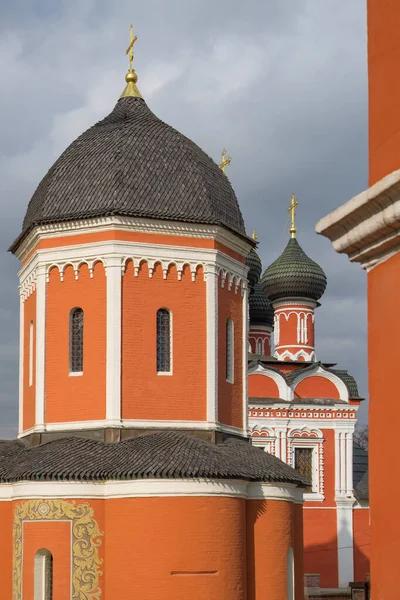 Igreja Ortodoxa Russa Antiga Tijolo Vermelho Com Uma Cúpula — Fotografia de Stock