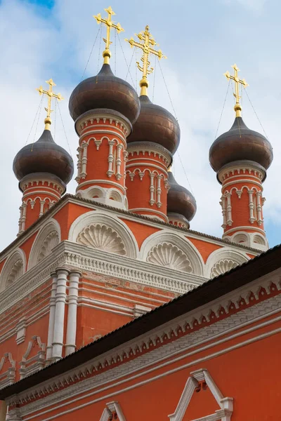 Den Gamla Rysk Ortodoxa Kyrkan Rött Tegel Med Fem Kupoler — Stockfoto