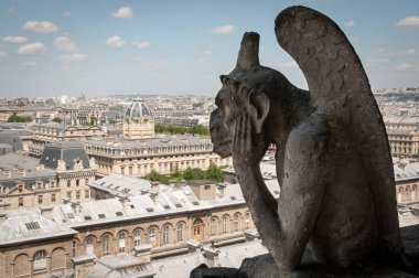 Şehir Manzaralı çirkin yaratık