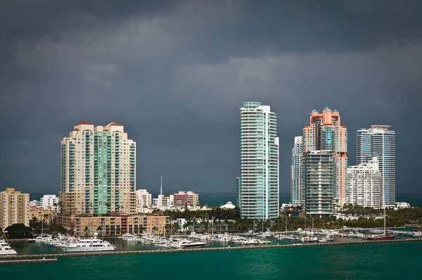 Gök gürültüsü bulutlar üzerinde South Point of Miami Beach — Stok fotoğraf