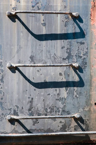 Лестница на старом паровом двигателе — стоковое фото