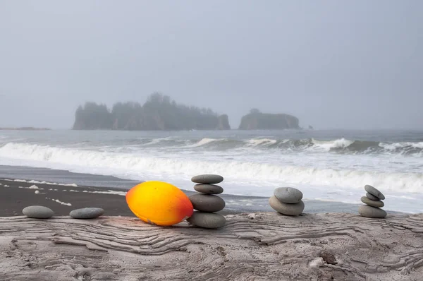 Piedras apiladas y fútbol naranja — Foto de Stock