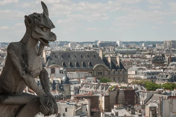 Gargoyle πέρα από το Παρίσι — Φωτογραφία Αρχείου