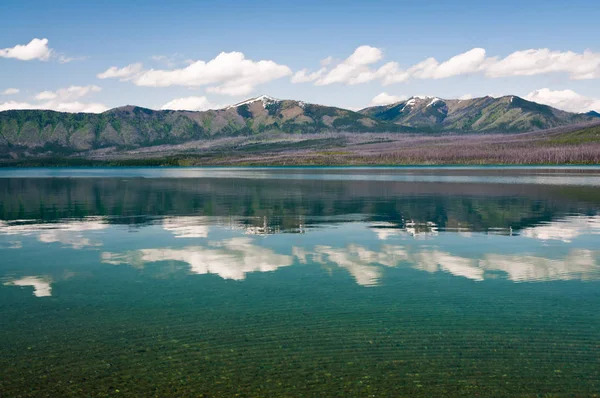 Отражение Коулдов в озере Макдональд — стоковое фото