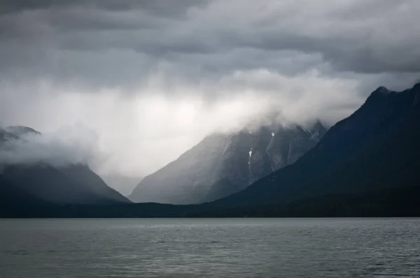 Nuvens pesadas sobre um lago de montanha — Fotografia de Stock