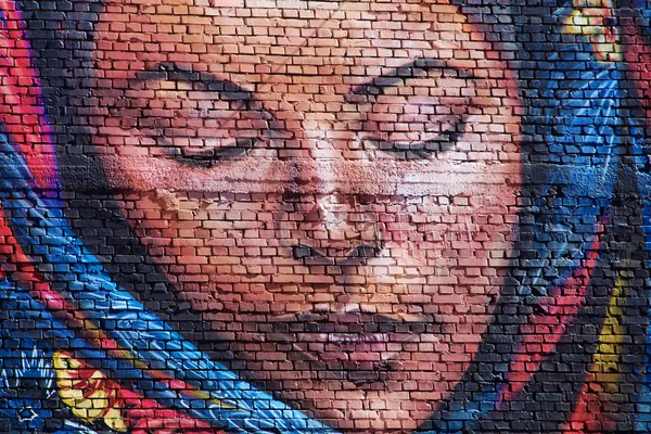 Peinture murale de rue "Berehynia" ("Protectrice") est créé par l'artiste du Costa Rica MataRuda près de Maidan Nezalezhnosti, Kiev. C'est une représentation curative de la Béréhynie, un esprit féminin dans la mythologie slave — Photo