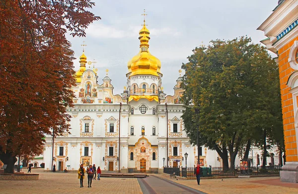 Люди ходять біля кафедрального собору Успіння Пресвятої Богородиці, Київ, Україна — стокове фото