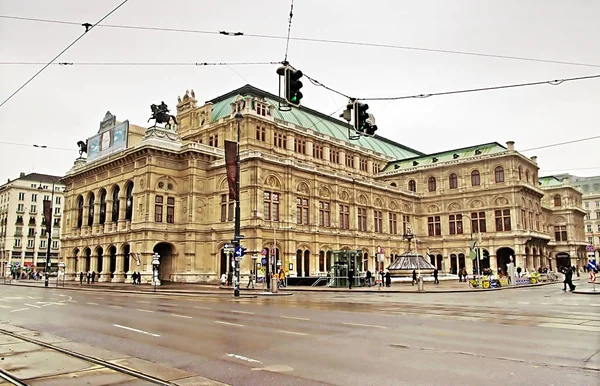 Здание Венской государственной оперы. Венская государственная опера поставляет 50-70 опер и балетов примерно за 300 спектаклей в год . — стоковое фото