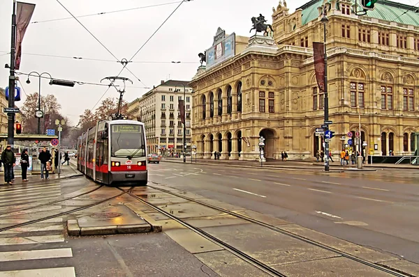 Transporte público com bonde perto da Ópera Estatal de Viena no centro da capital austríaca Viena — Fotografia de Stock