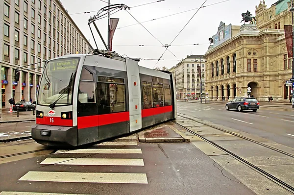 Transporte público com bonde perto da Ópera Estatal de Viena no centro da capital austríaca Viena — Fotografia de Stock