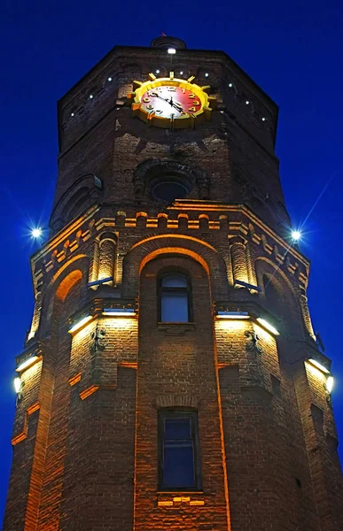 Ancienne tour de feu avec horloge la nuit à Vinnytsia, Ukraine — Photo