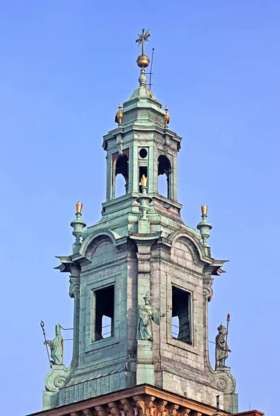 Haut de la cathédrale royale Basilique des Saints Stanislas et Venceslas sur la colline Wawel, Cracovie, Pologne — Photo