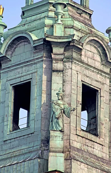 Haut de la cathédrale royale Basilique des Saints Stanislas et Venceslas sur la colline Wawel, Cracovie, Pologne — Photo