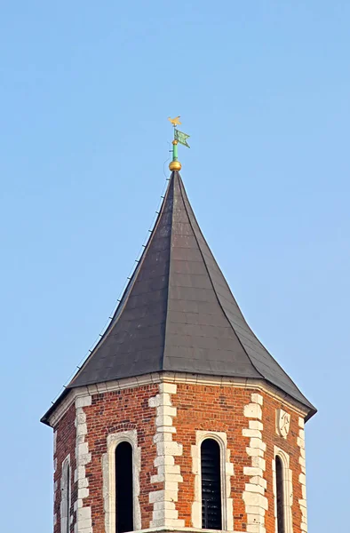 Cúpula da Basílica dos Santos Estanislau e Venceslau na Colina Wawel, Cracóvia, Polônia — Fotografia de Stock