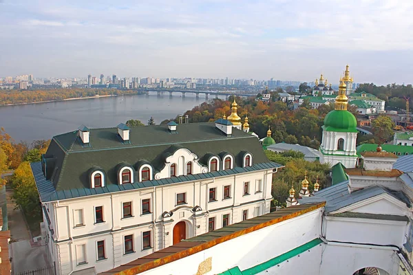 Kiev-Pechersk Lavra en otoño. Kiev, Ucrania — Foto de Stock