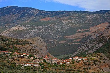 Parnassos Dağları Thermopylae, Yunanistan yakınında arasında Vadisi'ndeki pitoresk köy uzanıyor