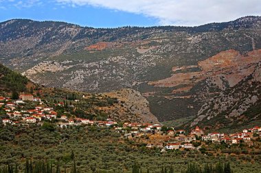 Parnassos Dağları Thermopylae, Yunanistan yakınında arasında Vadisi'ndeki pitoresk köy uzanıyor