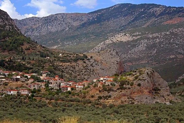 Il pittoresco villaggio si estende nella valle tra le montagne del Parnaso vicino alle Termopili, Grecia — Foto Stock