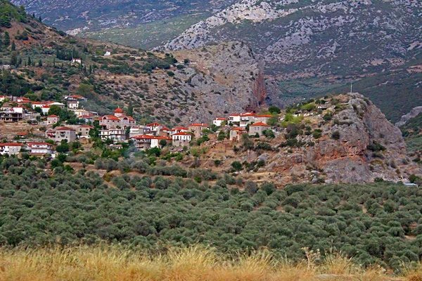 El pintoresco pueblo se extiende en el valle entre las montañas de Parnassus cerca de Thermopylae, Grecia —  Fotos de Stock