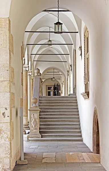 Fila de columnas y escaleras en el Castillo Real de Wawel, Cracovia, Polonia —  Fotos de Stock