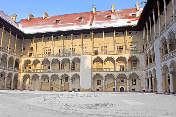 Jarda do famoso castelo de Wawel em Cracóvia, Polônia — Fotografia de Stock