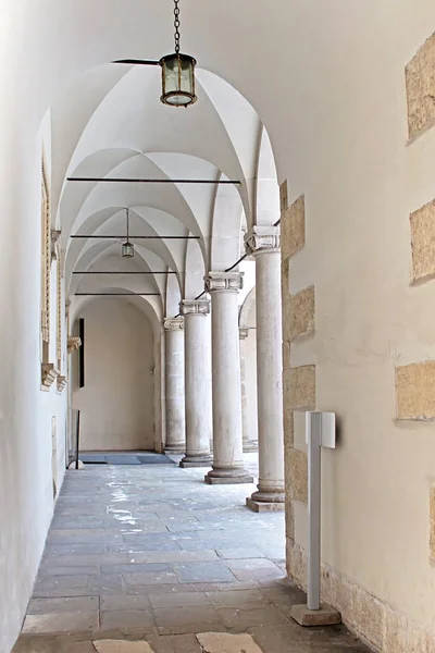 Fila di colonne nel Castello Reale di Wawel, Cracovia, Polonia — Foto Stock