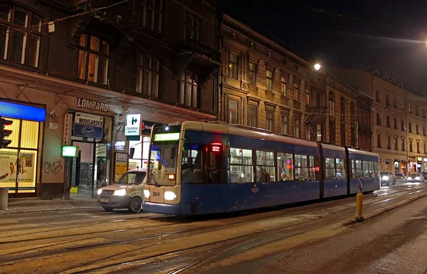 Spårvagn i Kraków på natten, Polen. Spårvägen har funnits i drift sedan 1882. Det finns 22 vanliga, 2 snabba och 3 natt, ledningsspår med en total linelength 347 kilometer — Stockfoto