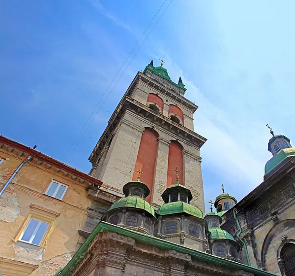 Mariä Himmelfahrt orthodoxe Kirche mit Korniaktturm in lviv, Ukraine — Stockfoto