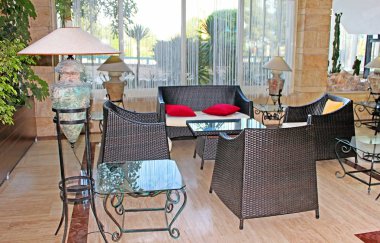  Otelin bulunduğu bir dinlenme salonu ile iç