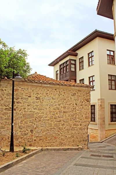 Calle estrecha en Antalya, Turquía — Foto de Stock