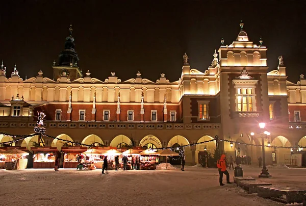 Hermoso viejo Sukiennice en la plaza principal por la noche — Foto de Stock