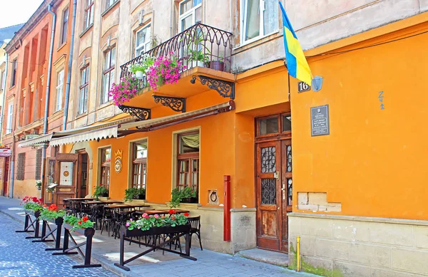 Bohushivska の歴史的な石造りの家の近くの典型的なストリート カフェ。包括的な文化プログラム、観光関連施設 (現在のリヴィウは 8,000 以上のホテルの部屋、700 以上のカフェ、レストラン、無料の Wi-Fi のため — ストック写真