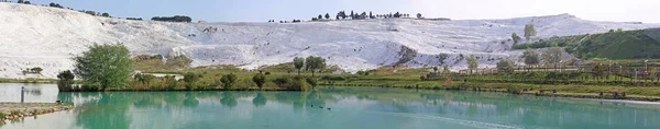 Panorama jezera a kalcifikované vápencové terasy, Pamukkale, Turecko — Stock fotografie