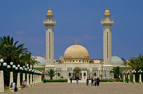 As pessoas estão visitando Mausoléu de Habib Bourgiba em Monastir, Tunísia. Bourguiba morreu em 6 de abril de 2000 aos 96 anos de idade. Ele foi enterrado com honras nacionais em 8 de abril de 2000 em um mausoléu em Monastir. . — Fotografia de Stock