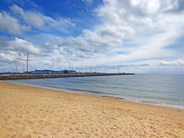 Море под голубым небом в Паттайе, Таиланд — стоковое фото