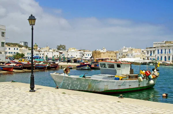 Barco cerca del fuerte de Bizerte, Túnez — Foto de Stock