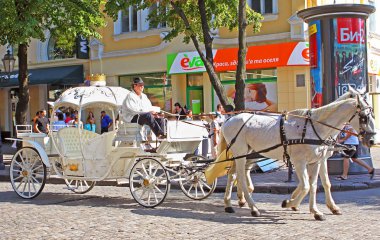 Sokaklarda tarihi şehir merkezinde, Odesa, Ukrayna turist brougham