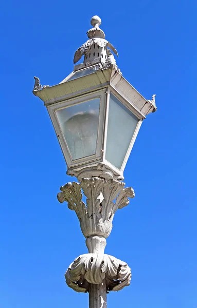 Laterne im Dolmabahce Palast, Istanbul, Türkei — Stockfoto