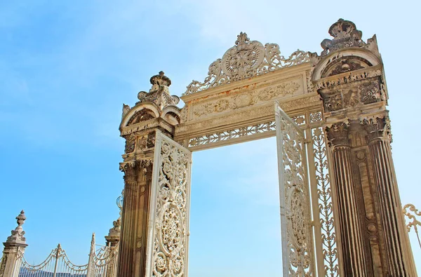 ドルマバフチェ宮殿、イスタンブール、トルコの庭の門 — ストック写真