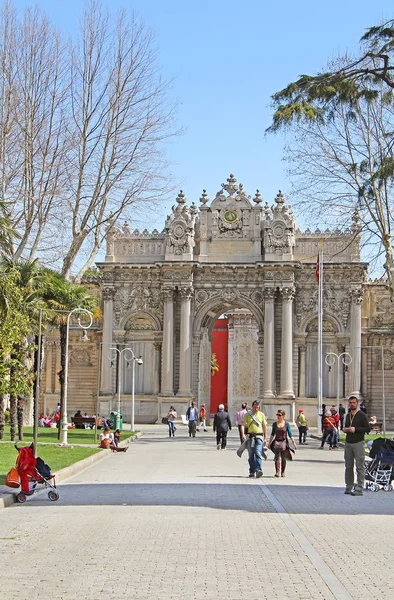 Unidentified people near the Gate of the Sultan in Dolmabahce Palace — Stock Photo, Image