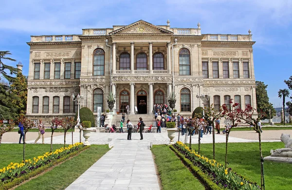 Dolmabahçe Sarayı Istanbul, Türkiye'de kimliği belirsiz kişi. Dolmabahçe Sarayı Osmanlı İmparatorluğu nun 31 Sultan Abdülmecid tarafından sipariş edilmiştir ve 1843 ve 1856 yılları arasında inşa — Stok fotoğraf