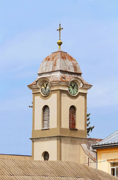 Vue de la tour avec horloge de l'église catholique romaine Sainte Anne (1802), Khust, Ukraine — Photo