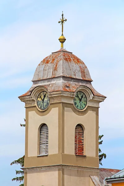 Vista da torre com relógio da igreja católica romana de Santa Ana (1802), Khust, Ucrânia — Fotografia de Stock