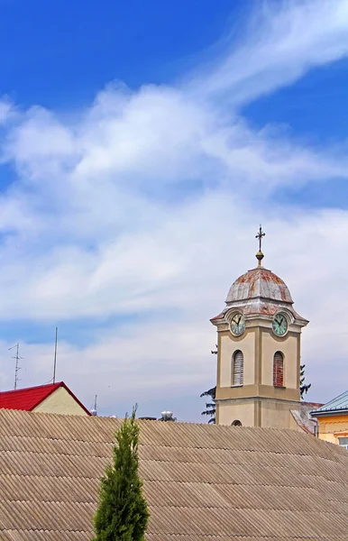 Veduta della torre con orologio della chiesa cattolica romana di Sant'Anna (1802), Khust, Ucraina — Foto Stock