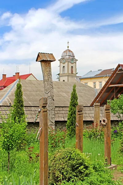 Widok z Kościoła Reformowanego (elżbietańskiego Kościół Xiii c.) na kościół rzymskokatolicki Tover Saint Anna, Khust, Ukraina — Zdjęcie stockowe