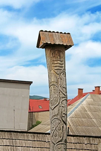 Trä pelare på området av reformerta kyrkan (elisabetanska kyrkliga Xiii c.), Khust, Ukraina — Stockfoto
