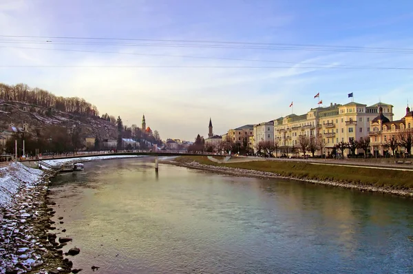 Salzach rivier in het centrum van Salzburg, Oostenrijk — Stockfoto