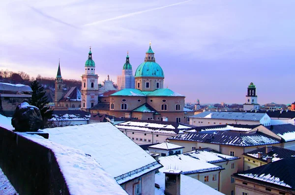 XVII wieku, barokowa katedra katolicka Archidiecezja Salzburga w Salzburgu, Austria, poświęcony Saint Rupert i Saint Vergilius wieczorem — Zdjęcie stockowe